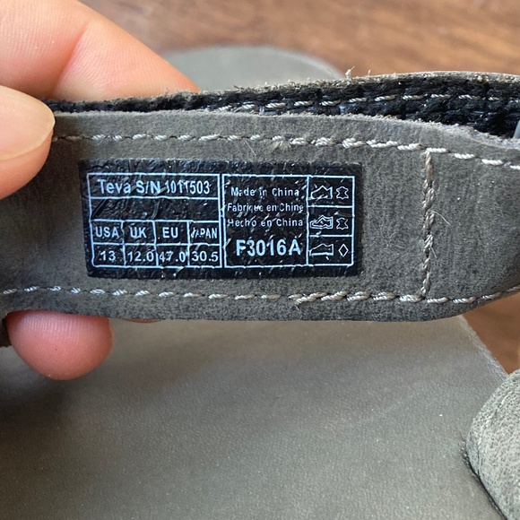 New Teva Universal Slide Sandals Mens 13 Gray Leather Adjustable Strap Hiking - Picture 4 of 9